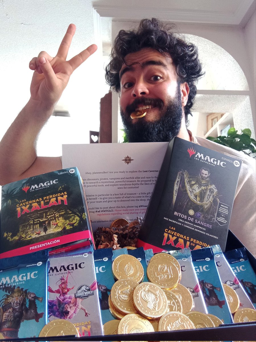cuando te despierta el cartero para traerte cofres del tesoro pirata como estos la verdad es que sienta bastante mejor 🦜🏴‍☠️

muchísimas gracias a <a href="/wizards_magicES/">Magic: the Gathering - Español</a> por los regalitos de #MTGLCI y por #ad-emás echar moneditas de chocolate pa desayunar mientras reviento sobres 😎