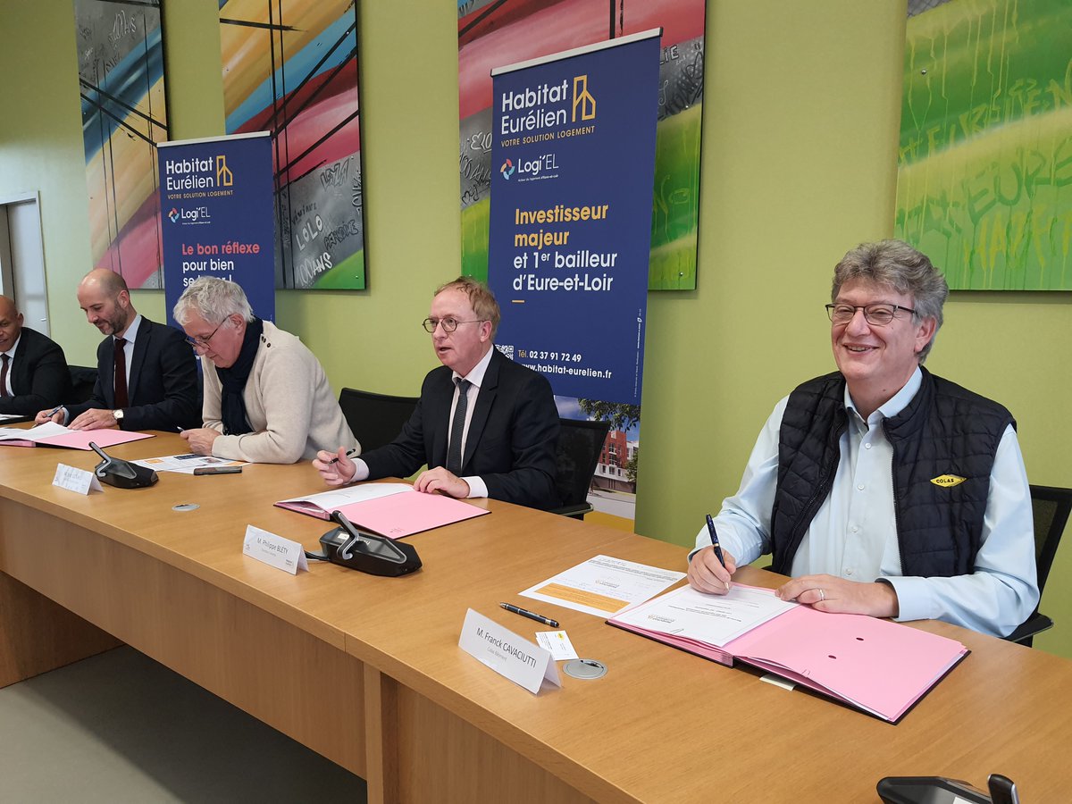 Habitat28's tweet photo. Hier, nous recevions Colas Bâtiment et Bouygues Bâtiment Centre Sud-Ouest pour la signature d’un contrat majeur pour Habitat Eurélien.

Cet événement lance le début de travaux de réhabilitation énergétique pour 904 de nos logements individuels.

https://t.co/NvmgSY2hQO https://t.co/1AClFepbaG