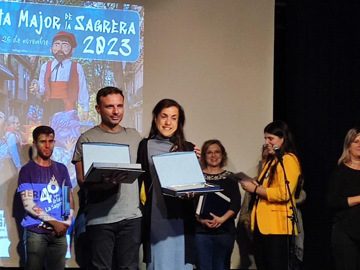 L'escola El Sagrer i l'AFA hem rebut un reconeixement al pregó de les festes de la Sagrera pel nostre 40è aniversari. Som una escola que fem barri. Entre tots i totes fem escola!