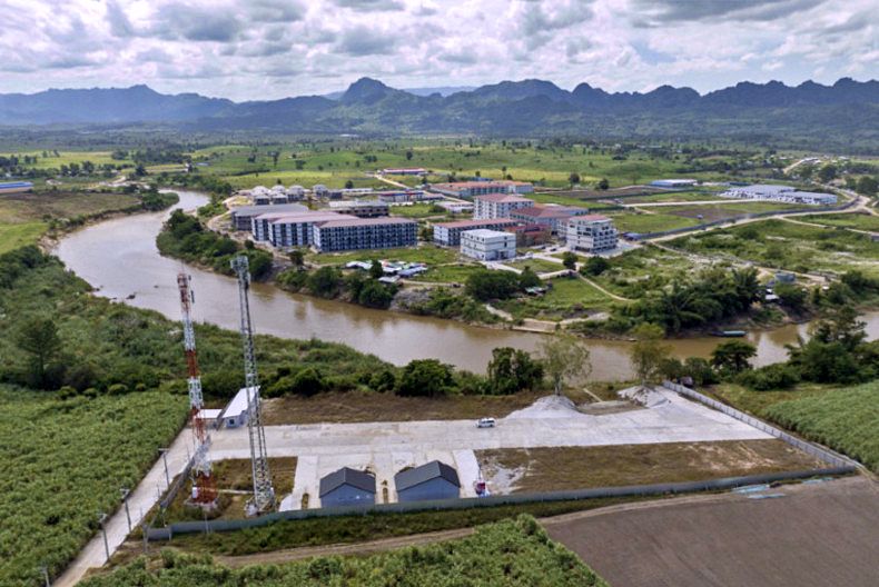 Yozzo's tweet photo. Myanmar state media said on Friday that three 3 Chinese accused of running #telecomscams from Myanmar had been handed over to China, while a fourth, the ringleader shot himself.

https://t.co/5CLKUKF0Xb https://t.co/lU91apNcJA