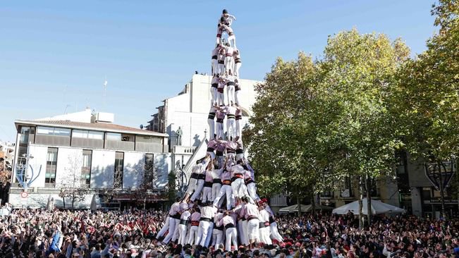 Avuifamoltsanys's tweet photo. 2015: els Minyons de Terrassa descarreguen el 4 de 10 amb folre i manilles per primer cop en la història castellera.
#TalDiaComAvui https://t.co/07onMPuK65