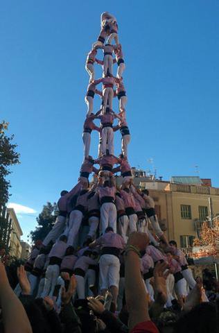 Avuifamoltsanys's tweet photo. 2015: els Minyons de Terrassa descarreguen el 4 de 10 amb folre i manilles per primer cop en la història castellera.
#TalDiaComAvui https://t.co/07onMPuK65