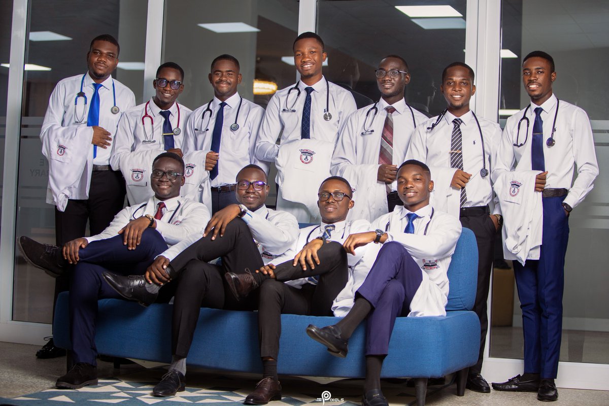Stevewilplates's tweet photo. Still in the celebr8tion... Introducing Ɔdadeε Drs. (Med) from University of Ghana Medical School!

In Lumine Tuo Videbimus Lumen
In Thy Light we shall see light!
Glory to God!!!!!!
@PRESECLEGON_
@Odadee_Official
@presec_legon
@ugmsa_ https://t.co/qaK8gaSoh7