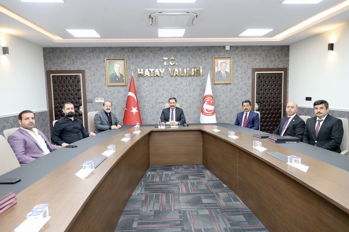 EĞİTİM KURUMUNDA YAŞAYACAKLAR
Depremde,İskenderun'da Eşi Cavide,ikiz çocukları Zeynep ve Deniz'i kaybeden Op.Dr.Yılmaz Şahutoğlu, ikizlerin Doğum günü 16 Kasım'da Valilikte, General Şükrü Kanatlı İ.Ok. arsasına yapılacak 12 derslikli"Zeynep Deniz Cavide Orta Okulu için imza attı