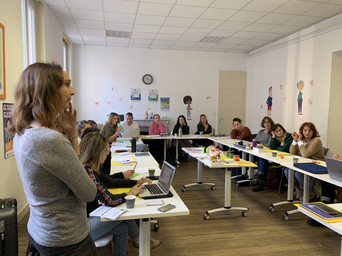 CRES_PACA's tweet photo. Réunion de lancement Écoute tes oreilles!👂2023 2024 https://t.co/MBGPSpPRew avec les éducateurs pour la santé et à l’environnement et développement durable au CRES. Intervention de Benoît Rapetti, formateur ⁦@AGI_SON. Avec le soutien de ⁦⁦⁦@ARSPaca⁩ https://t.co/QapcOtzRhn