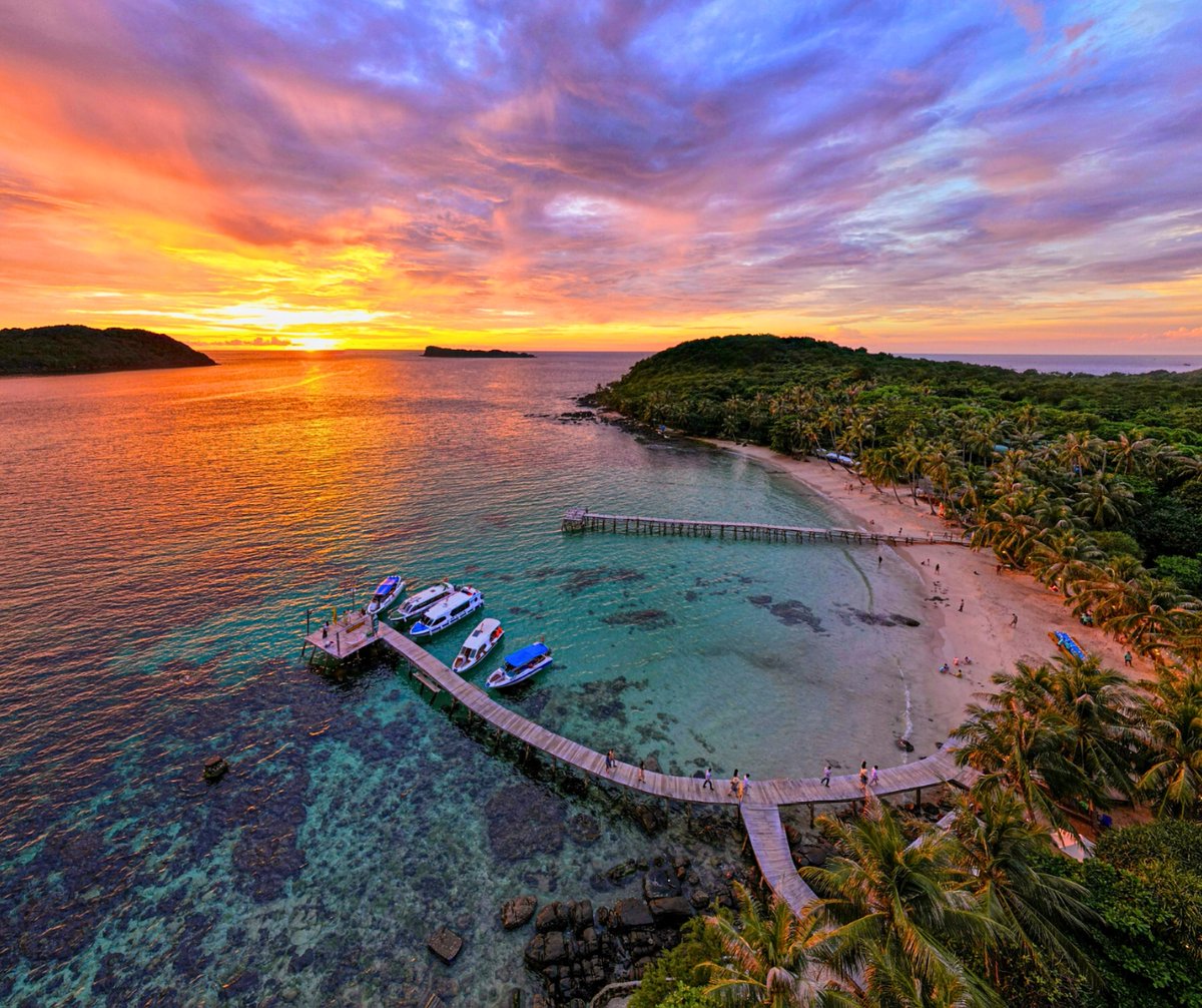 JohnsToursPQ's tweet photo. 🔥GROOVY GROUPER PHU QUOC IS BACK🔥

On Dec. 30, ready to top off 2023 more unforgettable!
Live DJs
Fire Show
Snorkeling
Sunset BBQ Buffet
and much more.

💥120 Tickets Only. Early Birds on Nov. 24.
Grab your pals now!
#yearendparty #phuquoc #boatparty #islandparty #groovygrouper https://t.co/mAxmwuLjTp