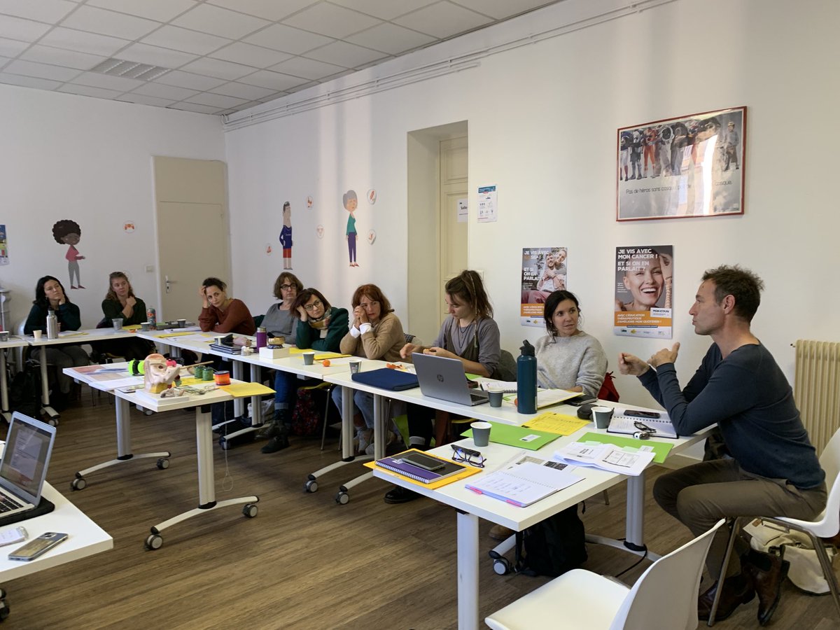 CRES_PACA's tweet photo. Réunion de lancement Écoute tes oreilles!👂2023 2024 https://t.co/MBGPSpPRew avec les éducateurs pour la santé et à l’environnement et développement durable au CRES. Intervention de Benoît Rapetti, formateur ⁦@AGI_SON. Avec le soutien de ⁦⁦⁦@ARSPaca⁩ https://t.co/QapcOtzRhn