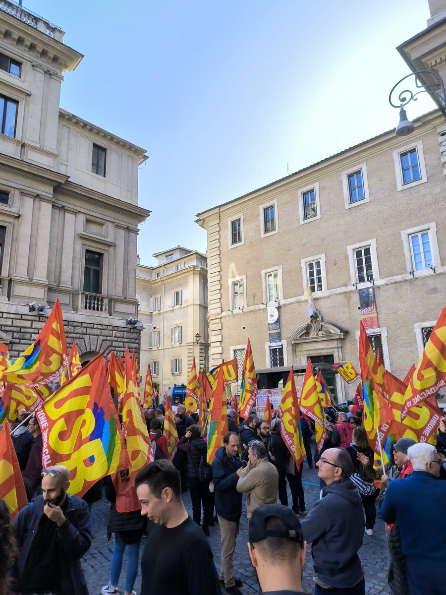 Sto scioperando, perdendo la paga giornaliera ma investendola nel futuro di tutti. Erano anni che non scendevo in piazza. Sto benissimo. Manifestare per cause giuste fa sperare in una società migliore. #ScioperoGenerale