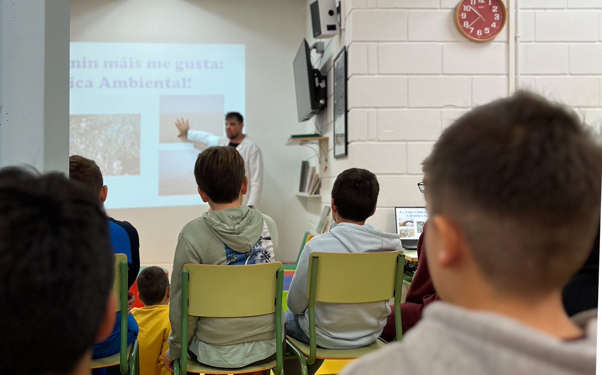 Continuamos cos nosos faladoiros na #bibliogalán no eido do #novembromesdacienciaengalegonasbibliotecas. Hoxe cos visita de Tomás Romero, químico que falou coas nosas rapazas e os nosos rapaces de quinto de EP sobre o impacto da química ambiental nas nosas vidas. #bescolaresgal