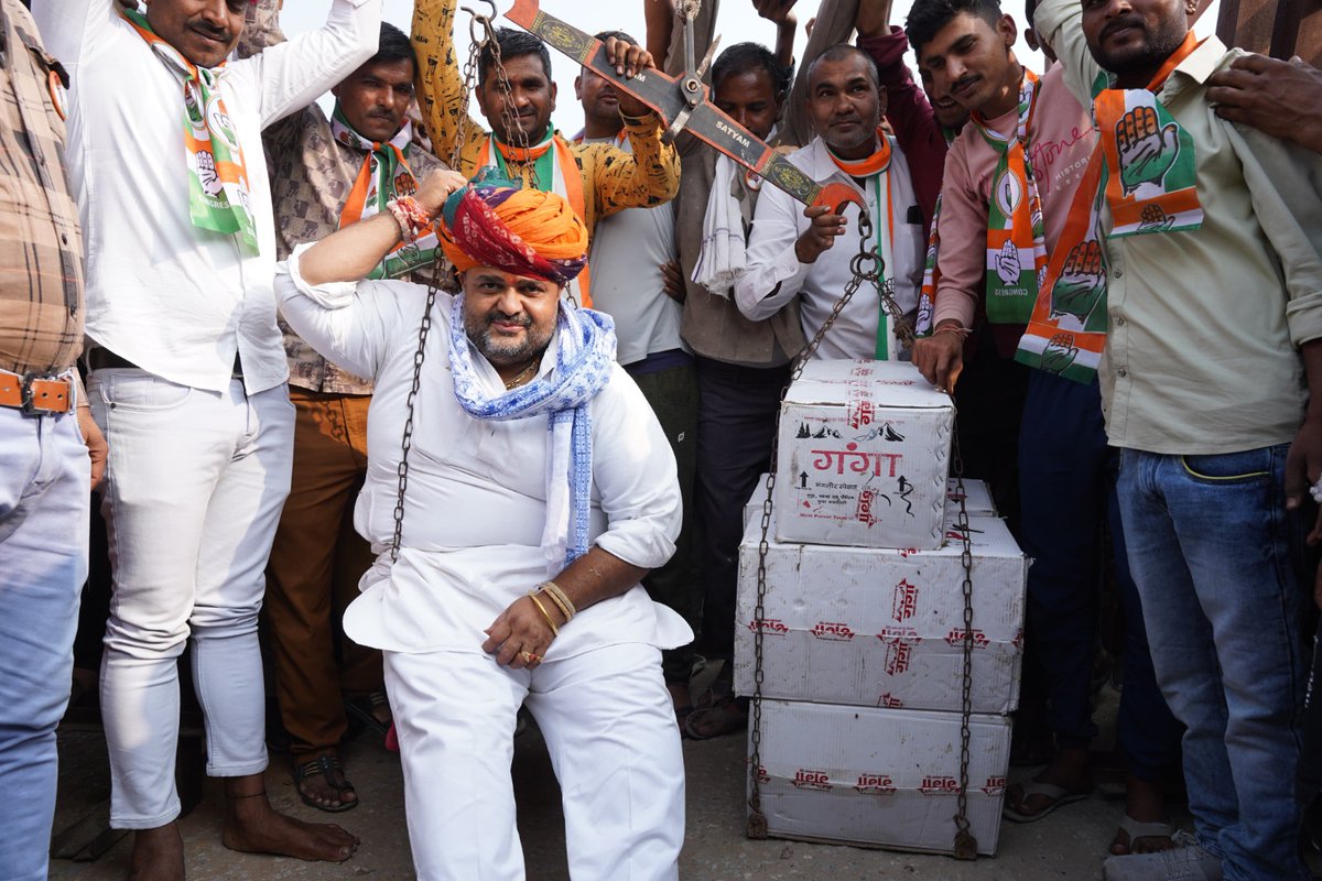 dgurjarofficial's tweet photo. आज जहाजपुर- कोटड़ी विधानसभा क्षेत्र के जगोलाई में ग्रामवासियों से संवाद कर, अपार जनसमर्थन प्राप्त किया।

इस दौरान ग्रामवासियों के द्वारा गुड़ से तौलकर किए गए स्वागत और अपार स्नेह, समर्थन और आशीर्वाद के लिए आप सभी का बहुत-बहुत आभार। 🙏 https://t.co/YeAm0ZdpLz