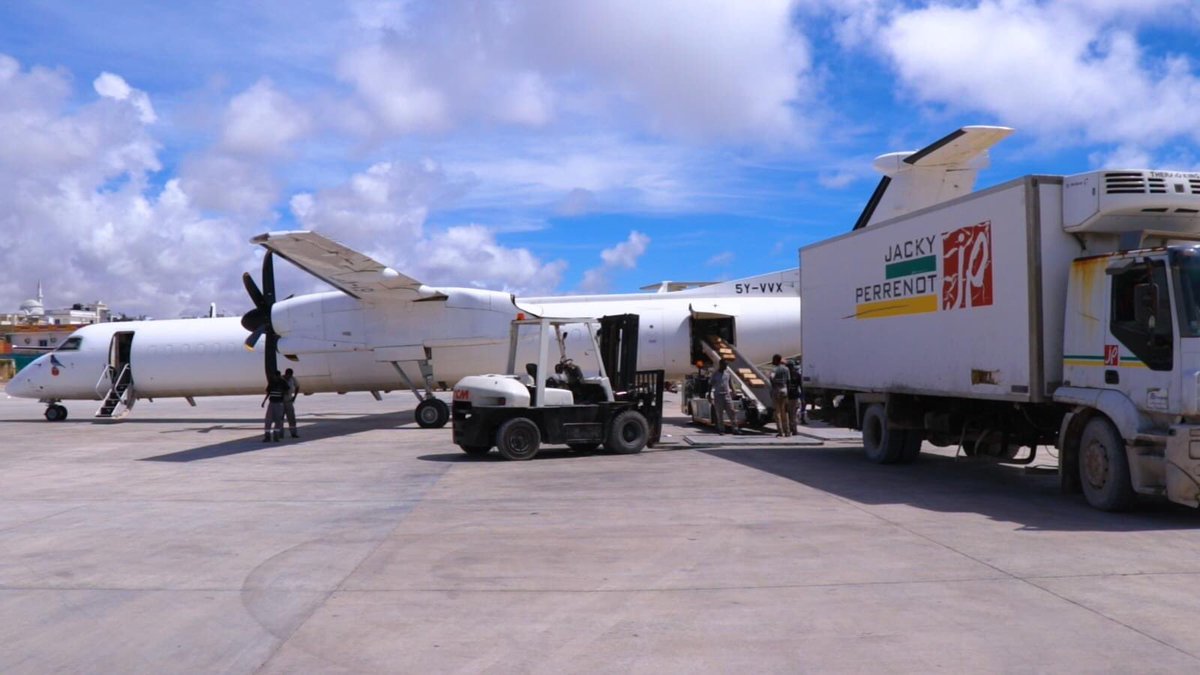 The SoDMA Agency dispatched a 10-ton relief cargo plane for the third time to #Baidoa, as it is one of the cities most affected by the #ElNiño floods that caused deaths and property damage.

#Somalia
#SoDMA