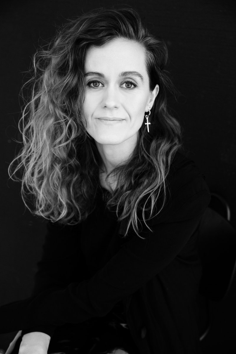 TimaritMM's tweet photo. Bergþóra Snæbjörnsdóttir sló eftirminnilega í gegn með fyrstu skáldsögu sinni, Svínshöfuð árið 2019. Mikil eftirvænting ríkti því fyrir útkomu nýjustu skáldsögu hennar, Duft, og hefur hún þegar fengið glimrandi móttökur. ✨👏⚡️
Brot úr verkinu má lesa hér: https://t.co/qOt6HKT5K6 https://t.co/ZkoAQNExeY