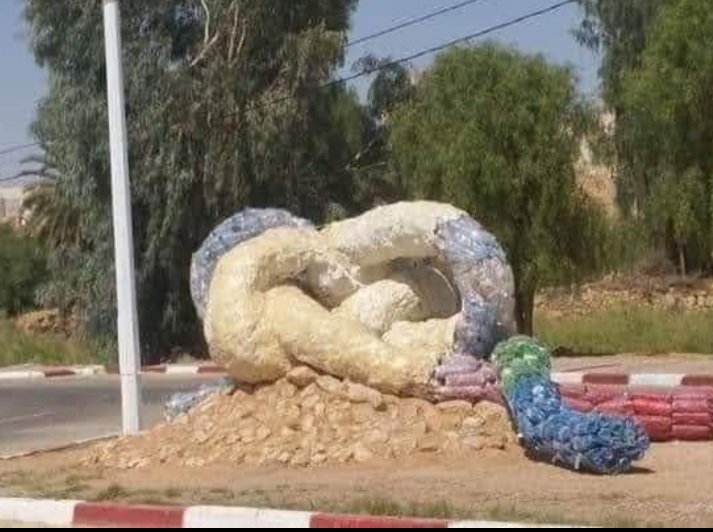 عمل فني راقي في احد تقاطعات الديوانية يضاف الى بقية الاعمال الفنية الاخرى  مثل الاسد والجداحة ويرمز هذا العمل الفني لمعركة بين افاعي مما يعزز من وضع العراق الثقافي والمجتمعي في زمن العمامة والزحف في الطين..