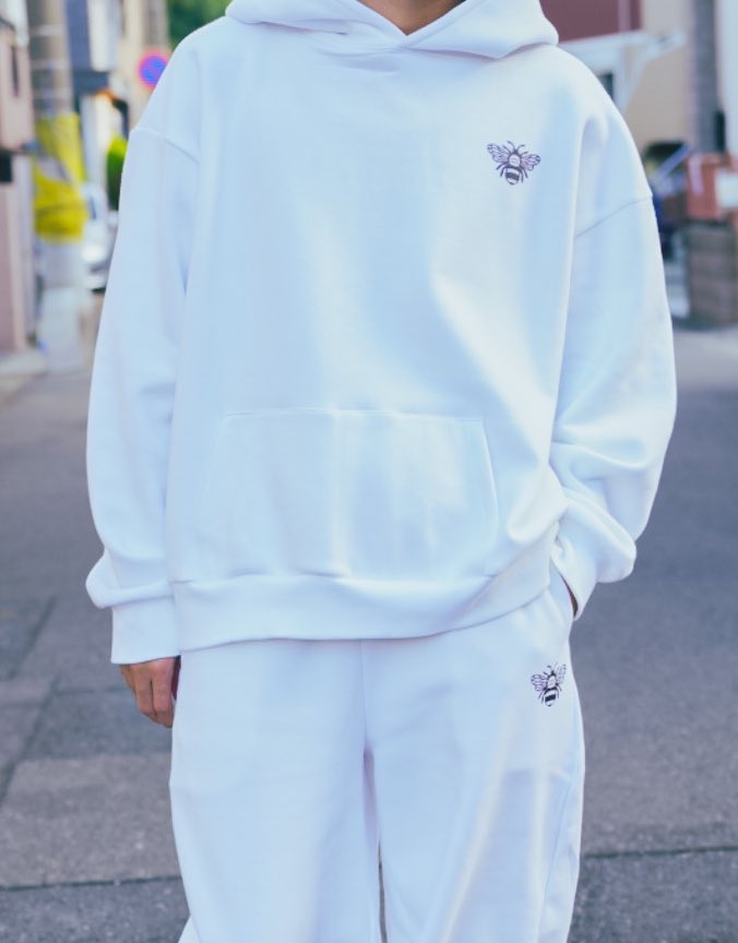 Alwon_official's tweet photo. Alwon新ロゴが完成しました！

       【蜜蜂】

「蜜蜂」蜜を人に届ける

「Alwon」何気ない日常に何か一つ届ける

何か一つプラスしたいという思いを届けるという意味合い

小さいサイズ感で大きな喜びを https://t.co/9bWQGDPvdZ