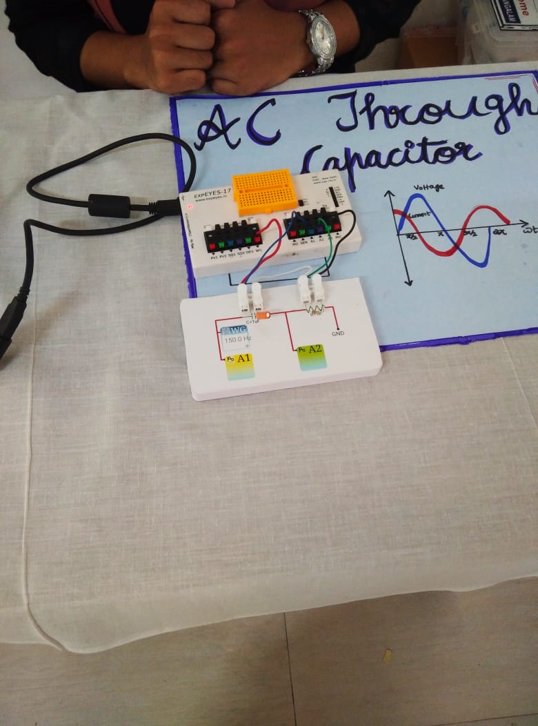 CSparkResearch's tweet photo. #Expeyes17 demos setup by students at the university of Calicut for a science exhibition
https://t.co/rLV0N3f9S2
- Time of flight measurement of a falling object
- AC circuits
- Pendulum waveforms https://t.co/aE8JadXrdF