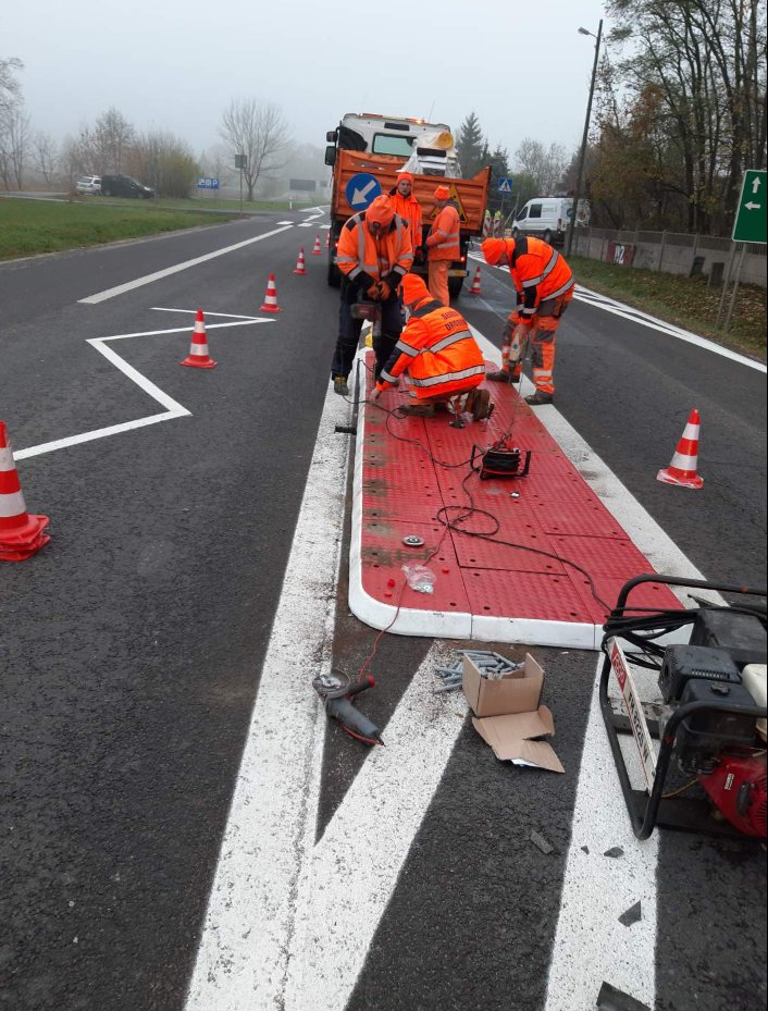 GDDKiA_Lodz's tweet photo. W Dobrej na #DK14 montowane są wysepki. Wkrótce staną na nich znaki, co znacznie ułatwi jazdę kierowcom. Piesi też poczują się pewniej. Wszystko zmierza do poprawy bezpieczeństwa w tym trudnym miejscu. @GDDKiA_Lodz @GDDKiA https://t.co/VvuzNWjW05