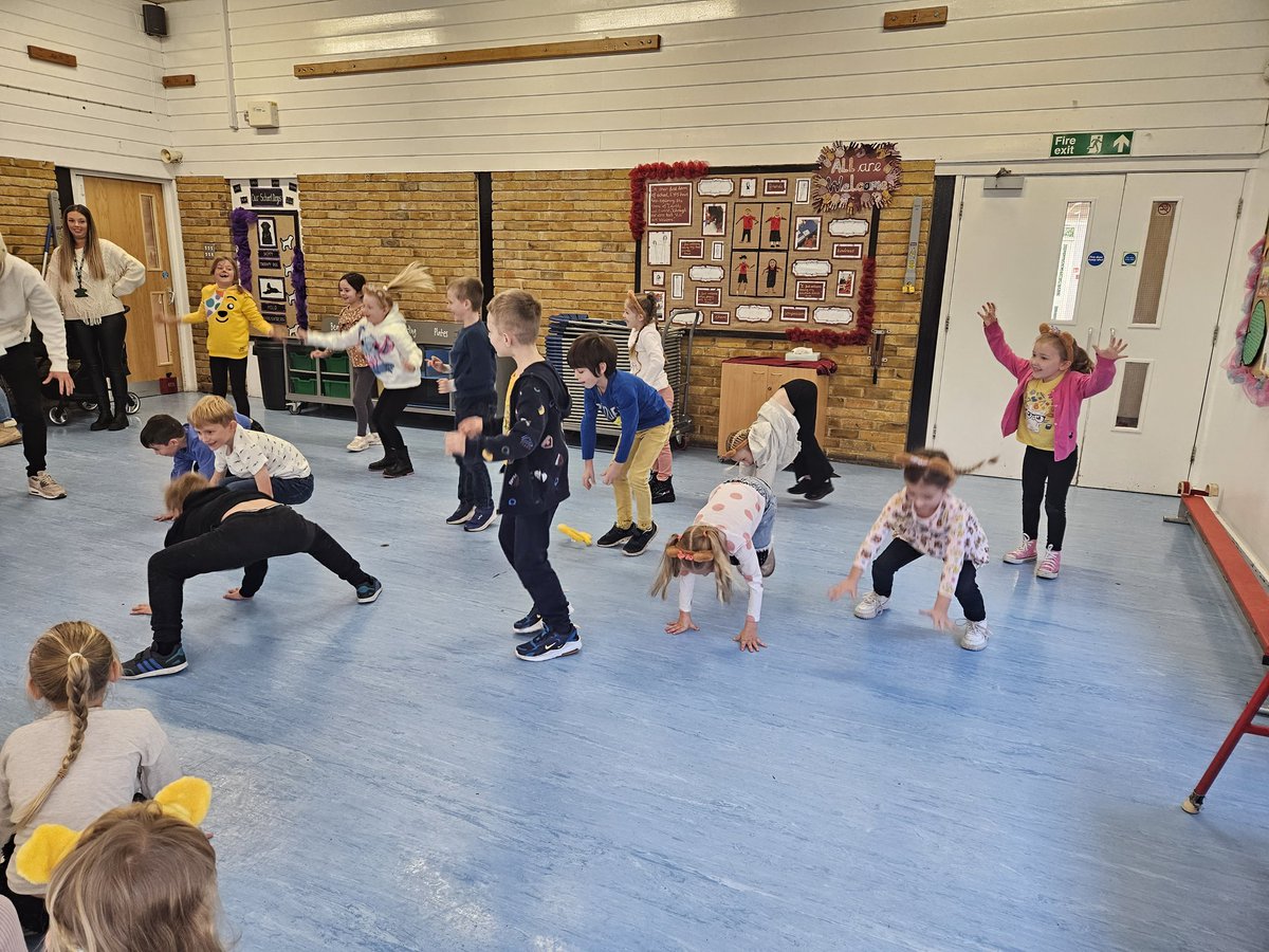 MaundeneSchool's tweet photo. Year 2 children have completed 1200 bear-pees, in their PE lesson today, for Children In Need #robins #blackbirds #childreninneed #bearpees https://t.co/pAdKPOa9yY