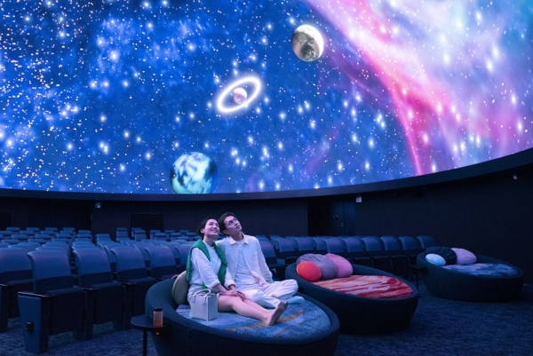 Evenear's tweet photo. 【熟睡プラ寝たリウム -1等星めぐりとギリシャ神話の読み聞かせ -】

プラネタリウムって眠くなるけど、寝ちゃってもいいイベントいいなぁ。枕やブランケットも持参OK！限定ドリンクもかわいい

11.23[木]～11.25[土] コニカミノルタプラネタリア YOKOHAMA
https://t.co/exp2fEsNFI https://t.co/ssRrdtQU4C