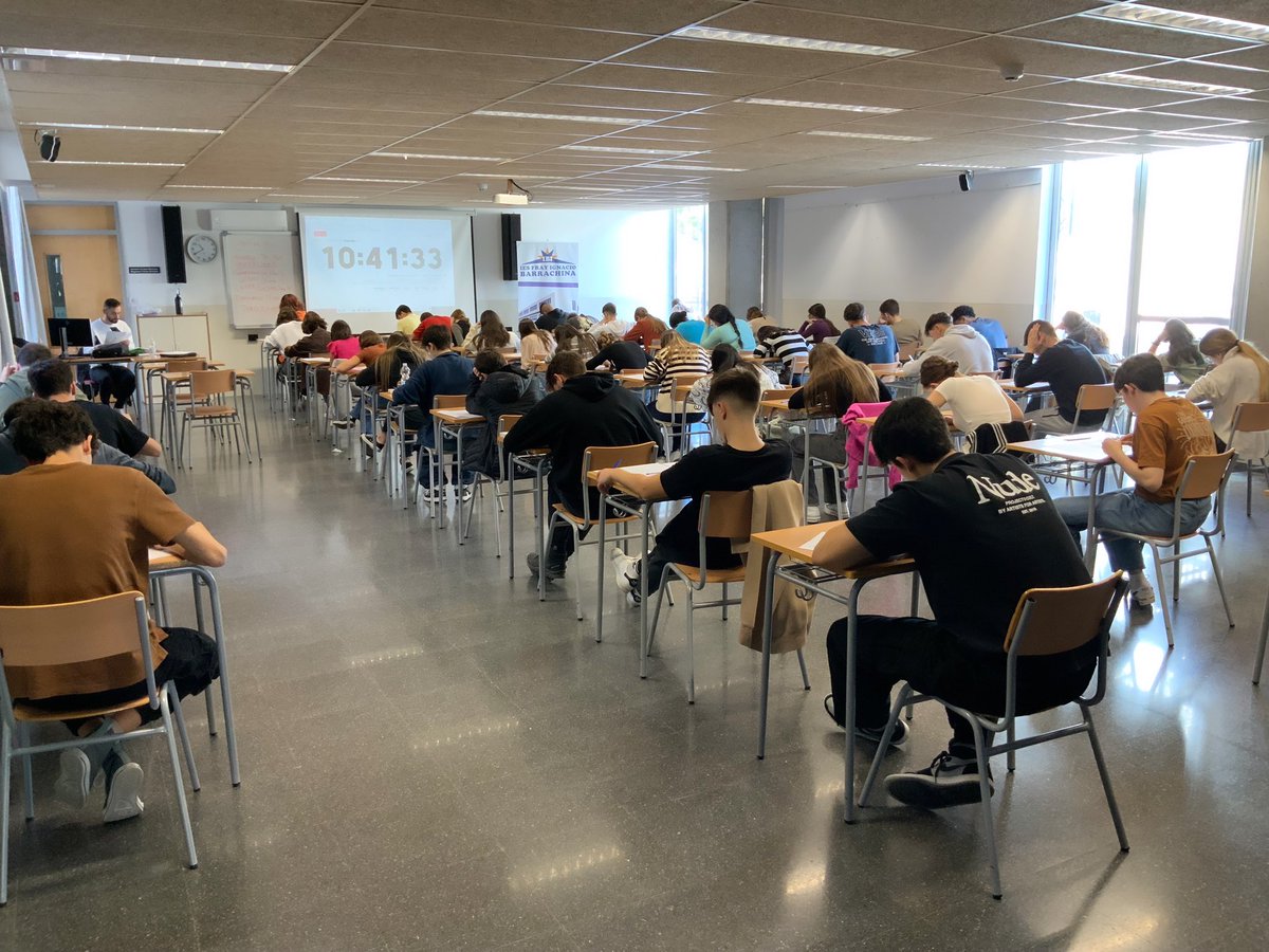 fib_ies's tweet photo. 📣👩‍🏫🧑🏻‍🏫📚 El nostre alumnat de 2n de Batxillerat inicia hui els seus exàmens de final de trimestre amb el simulacre EVAU. Molta sort!☘️Ho fareu genial!🔝📣👩‍🏫🧑🏻‍🏫📚#simulacroevau @gvaeducacio @gvaeducacio @Educacionibi https://t.co/mQq7S7isSE