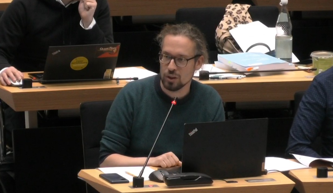 Welche Sanierungen plant die <a href="/Innensenatorin/">Senatsverwaltung für Inneres und Sport</a> mit dem Klima-Sondervermögen? 
Im #Hauptausschuss schweigt sie sich weiter aus.
Damit schafft der Senat kein Vertrauen. Nicht bei den Beschäftigten bei <a href="/polizeiberlin/">Polizei Berlin</a> &amp; <a href="/Berliner_Fw/">Berliner Feuerwehr</a>, nicht bei uns Abgeordneten, nicht bei den Menschen.