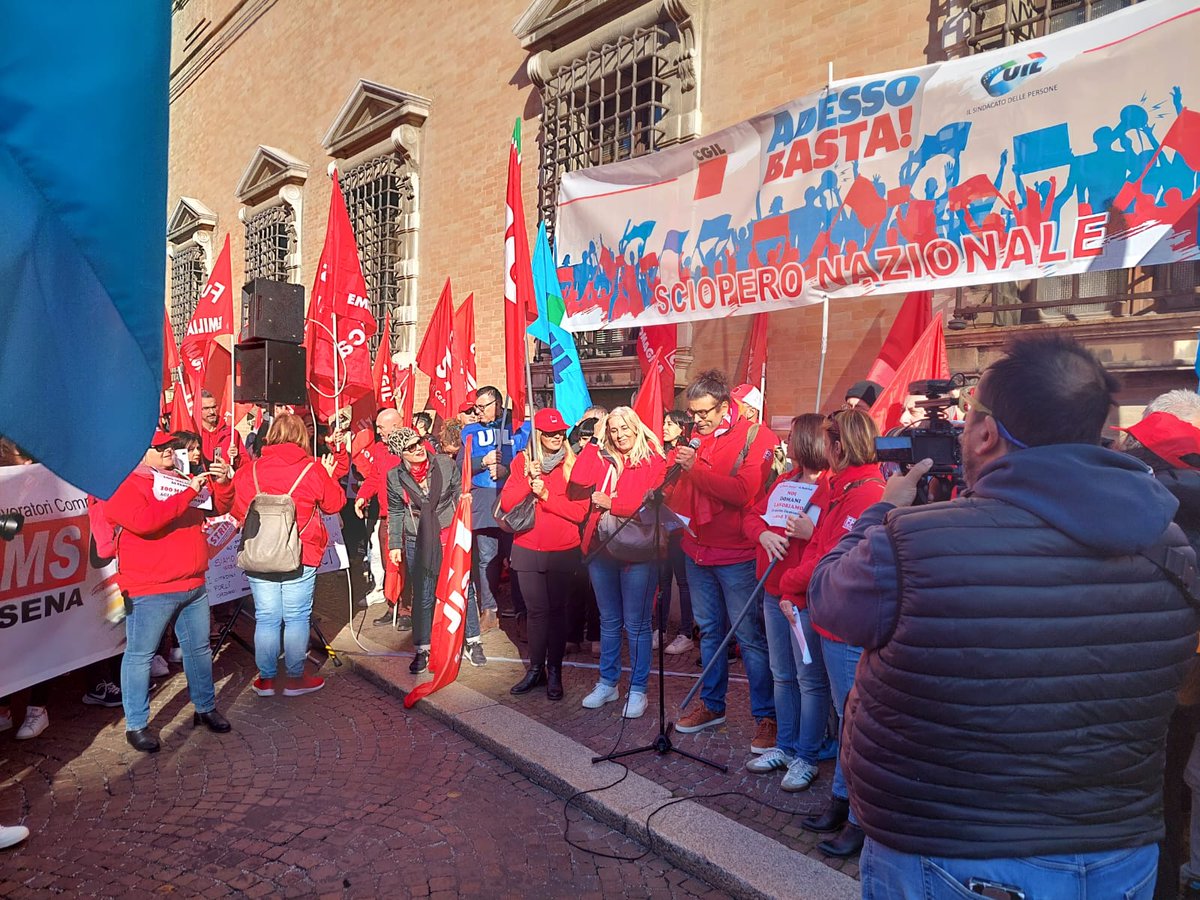 #AdessoBasta #ScioperoGenerale #ScioperoGenerale In 500 in piazza a Forlì per protestare e chiedere giusti salari e pensioni!