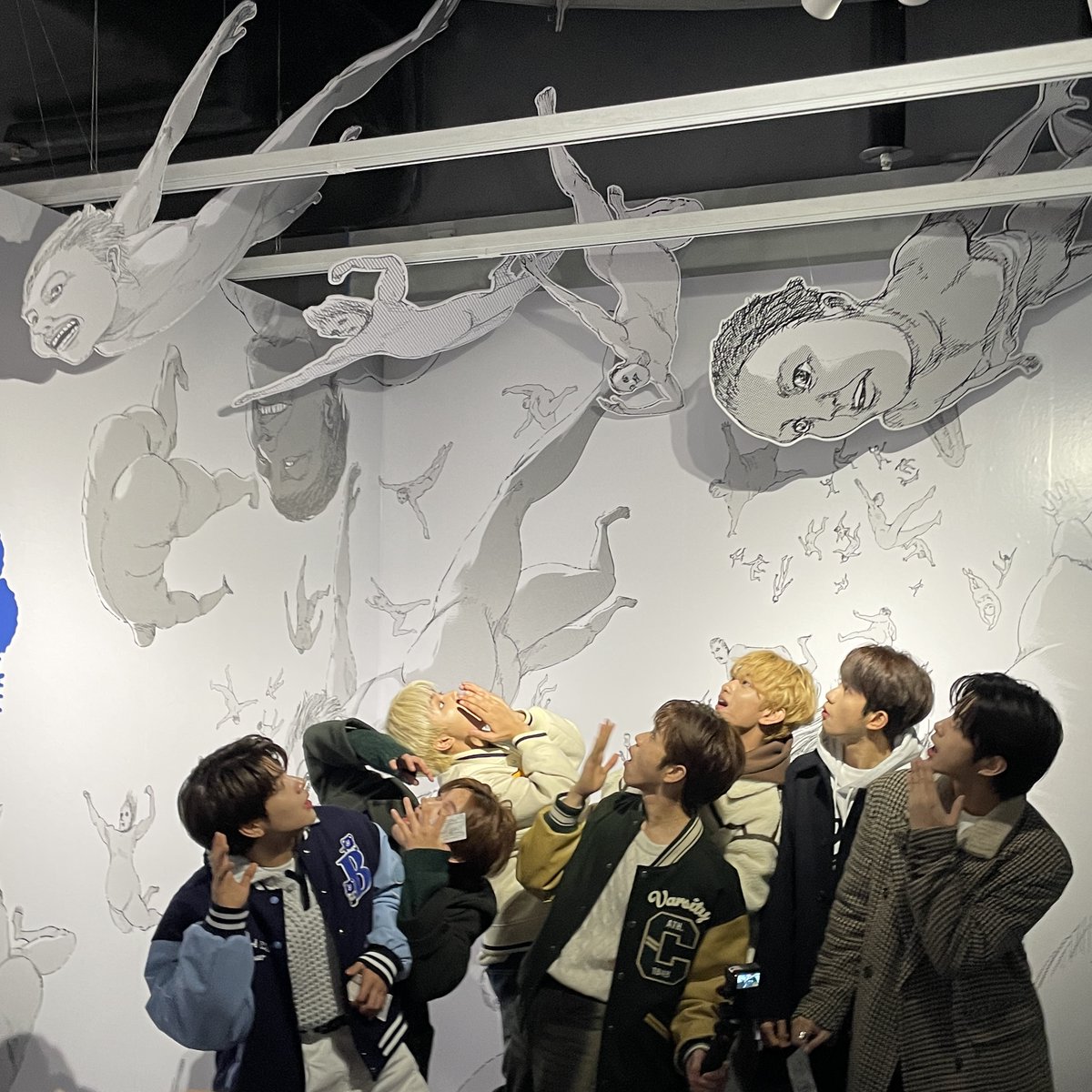 aot_korea's tweet photo. 글로벌 보이 그룹 <HORI7ON>이
진격의 거인전 FINAL in SEOUL Again에!!

호라이즌 멤버들도 진격의 거인 찐팬으로
즐겁게 전시회를 관람했습니다!!

HORI7ON과 진격의 거인전을 향한
많은 관심 부탁드립니다!!

#진격의거인 #진격의거인전 #진격의거인전시회 #진격의거인전FINAL #進撃の巨人
#HORI7ON #호라이즌 #빈치 #킴 #카일러 #레이스터 #윈스턴 #제로미 #마커스
