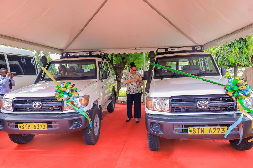 UKinTanzania's tweet photo. Our Development Director @keminaija was pleased to hand over two 🚗 to @wizara_elimuTz & @ortamisemitz yesterday, through the 🇹🇿 Institute of Education) respectively to support effective implementation of 🇬🇧 funded #ShuleBora programme activities aiming at 4.4Mil children🧒 👦 https://t.co/jy9dSu8rNW