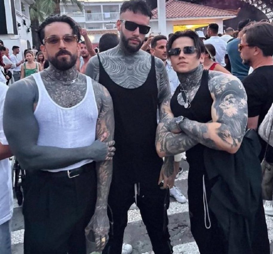 nadie:

los plátanos en mi mochila que se me olvidaron sacar desde 1º de la ESO: