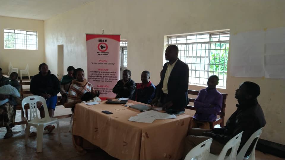 📢 Chairman LC 3 passionately addressing participants at the #CommunityDialogue in Kyanamira SubCounty. The health charge is actively responding to health-related concerns raised by the community.This impactful event, organized by @kickuorg is happening now.#PartnershipForChange