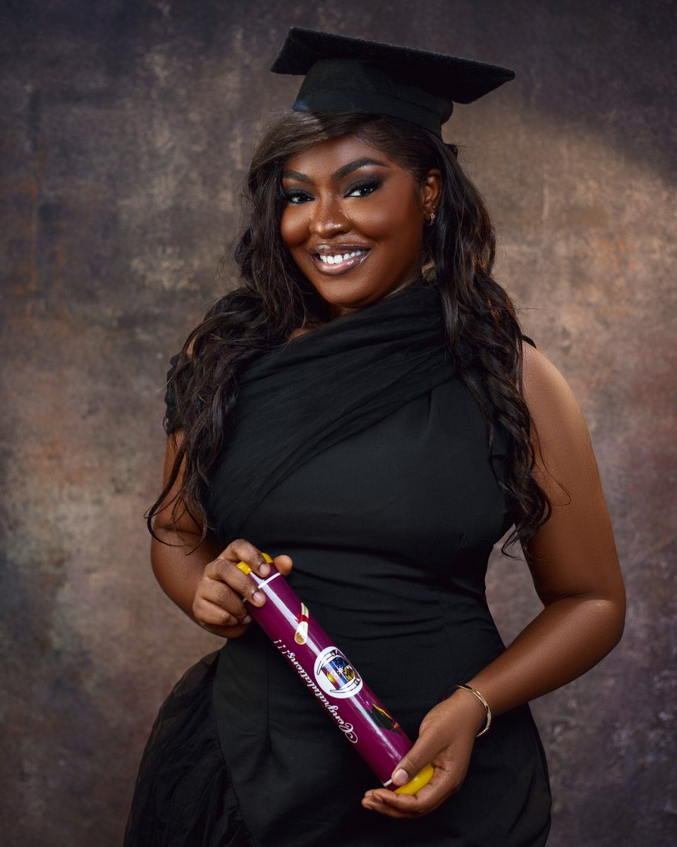 _Tsilv5's tweet photo. Degree in hand, dreams in heart. 🎓 Excited to embark on the next chapter! #NewBeginnings https://t.co/y8QdEomFMm