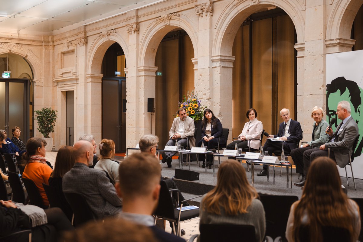 SAR_Europe's tweet photo. Read the excellent recommendations for the reconstruction of Ukrainian science made by our colleagues @AvHStiftung. Measures proposed include support for scientists in #Ukraine, and inclusion of #Ukraine in the European Research Area.

#MSCA4Ukraine

https://t.co/FWFUUXTyqZ https://t.co/9CkMbZPiHn