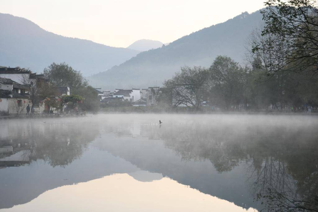 Guangming_Daily's tweet photo. Photos taken in November 2023 show the view at #Hongcun Village and #Xidi Village in Yixian County, east China's #Anhui Province. https://t.co/hheR1zFGms
