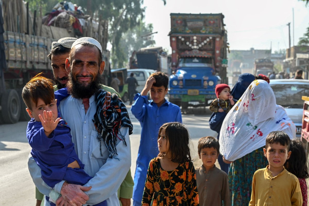 MahjabeenAhsan's tweet photo. Encouraging voluntary repatriation for Afghan individuals residing illegally in Pakistan is a step towards order and respect for both nations. Let's foster understanding and support decisions that prioritize legal processes. 🤝🌍
#VoluntaryRepatriation #RespectBorders https://t.co/UbpbVyRCJP