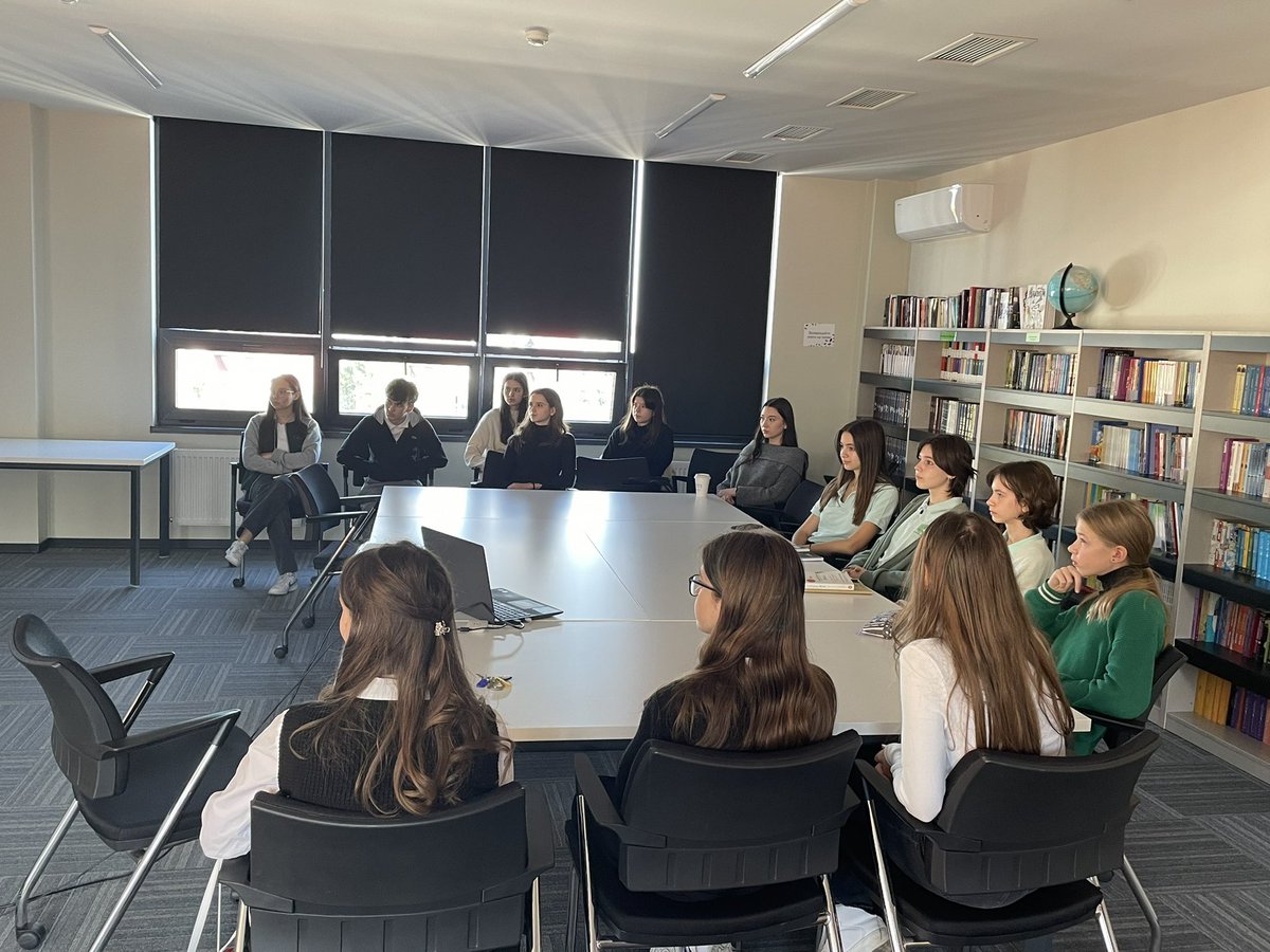 Tatianapopab's tweet image. Day 5 of #IEW2023. To crown our International Education Week, our Student Council spoke to  Daniel Mapatac at WCIA about involvement opportunities for our young people at @HIS_Moldova! 
Many thanks, Daniel &amp;amp; @CWVYS!
#connectedschools #connectedbylearning @his_global 🏴󠁧󠁢󠁷󠁬󠁳󠁿