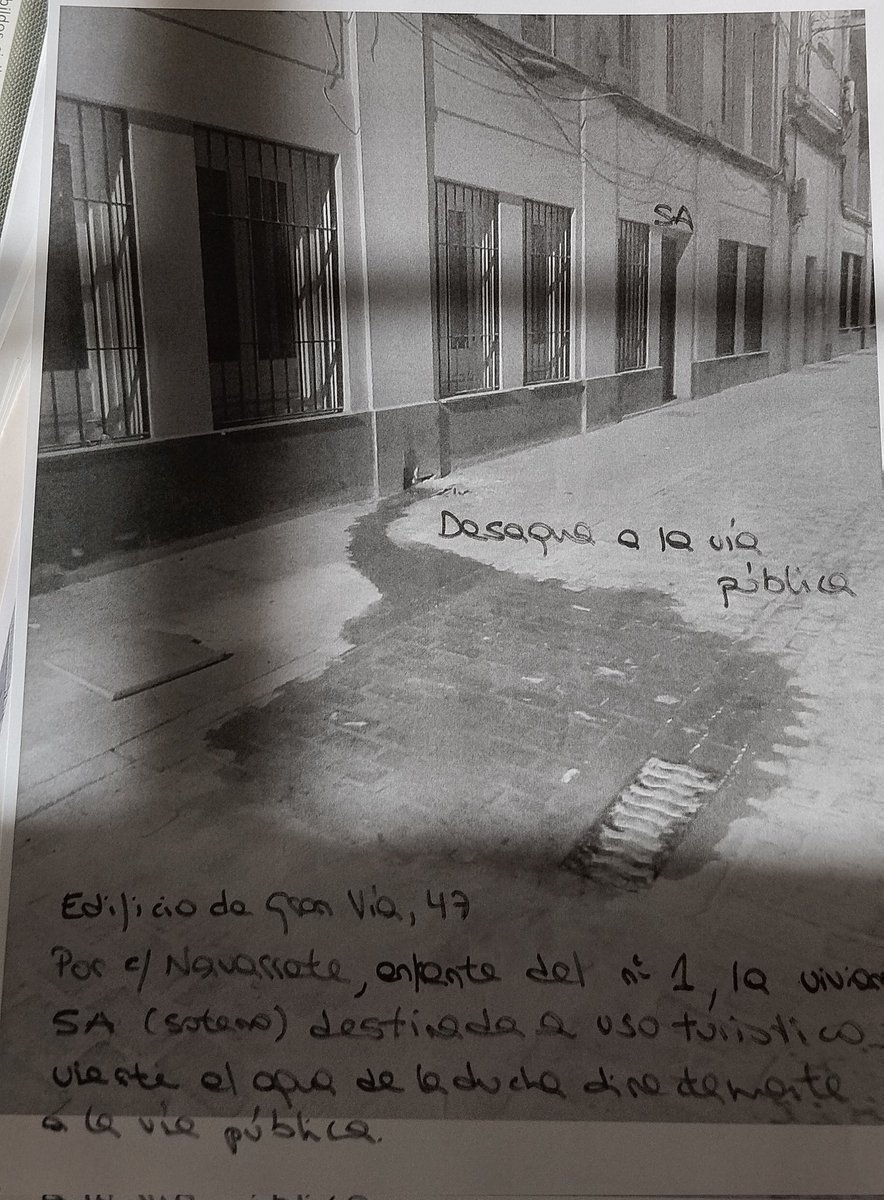 ConoceGranadaP's tweet photo. El Edif Gran Vía de Coló, 47 destinado a uso turístico, lleva años vertiendo aguas y productos de higiene  y limpieza a la vía pública por la ducha de la vivienda SA que da a c/ Navarrete
@aytogr @PoliciaGr  @AntonioFLupion 
Notificamos hace tiempo ¿No interviene Urbanismo!? https://t.co/62LpPs1NAI