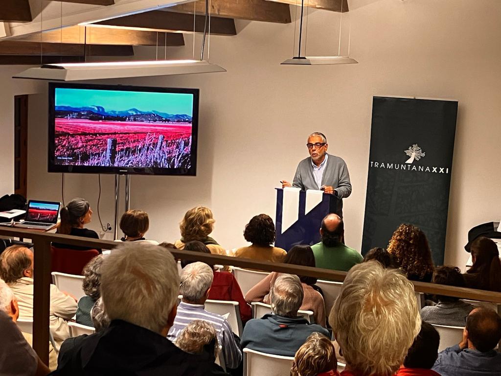 Moltíssimes gràcies a tothom que es va acostar ahir a Raixa a la presentació del llibre "Escriure la Serra"🌄

✍️📚Aquesta publicació ha reunit a 7 autores i autors en llengua catalana nascuts a partir de 1980 per reflexionar i explorar narratives sobre la Serra de Tramuntana.