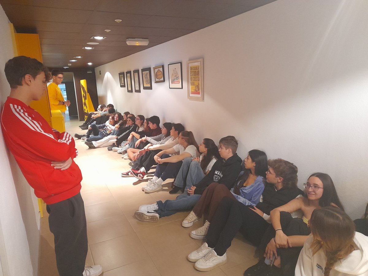 MontsePiera's tweet photo. Els alumnes de primer curs de #gestióadministrativaàmbitjurídic del @LopezVicuBCN estan visitant #visitacacaolat en relació al projecte de creació d.empresa Loviexped https://t.co/eCJ86FMmQd