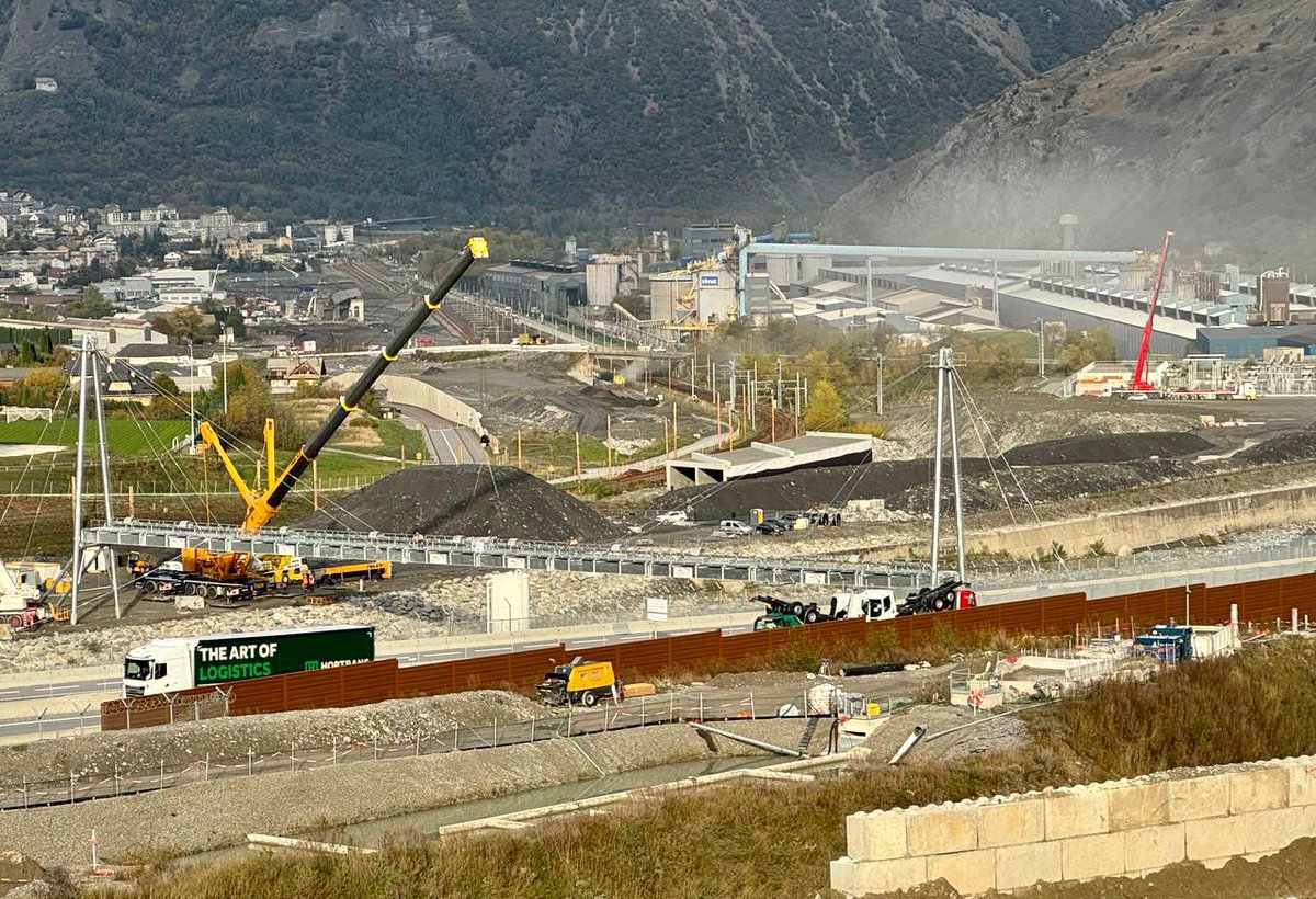 #InfoChantier | Une première section du convoyeur du CO8 #LyonTurin installée avec succès au-dessus de l'Arc entre Villard-Clément et le Plan-des-Épines. Quelques chiffres clés :
- 5 tronçons
- 22m de haut
- 105 mètres de portée