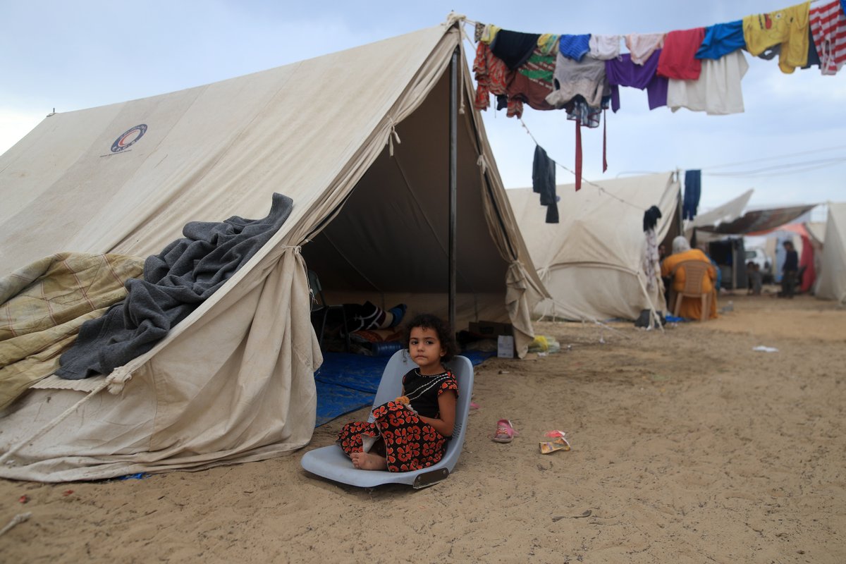 Les réfugiés de Khan Younès, au sud de #Gaza, sont à nouveau sommés de partir, après avoir dû fuir leurs maisons bombardées au nord. @bastamedia_ avait recueilli leur parole il y a quelques jours : basta.media/que-nous-reste…