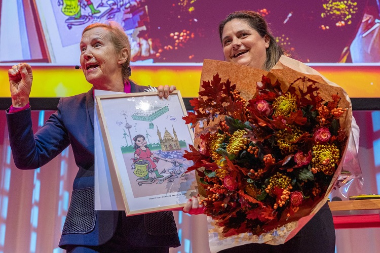 iBestuur's tweet photo. @BarbaraKathmann is uitgeroepen tot Meest Digibewuste Kamerlid 2023. "Ik hoop dat, welk kabinet er straks ook zit, we de krachten gaan bundelen als het gaat om digitale vraagstukken"
https://t.co/5osuqXtg5E https://t.co/eSejcABV14
