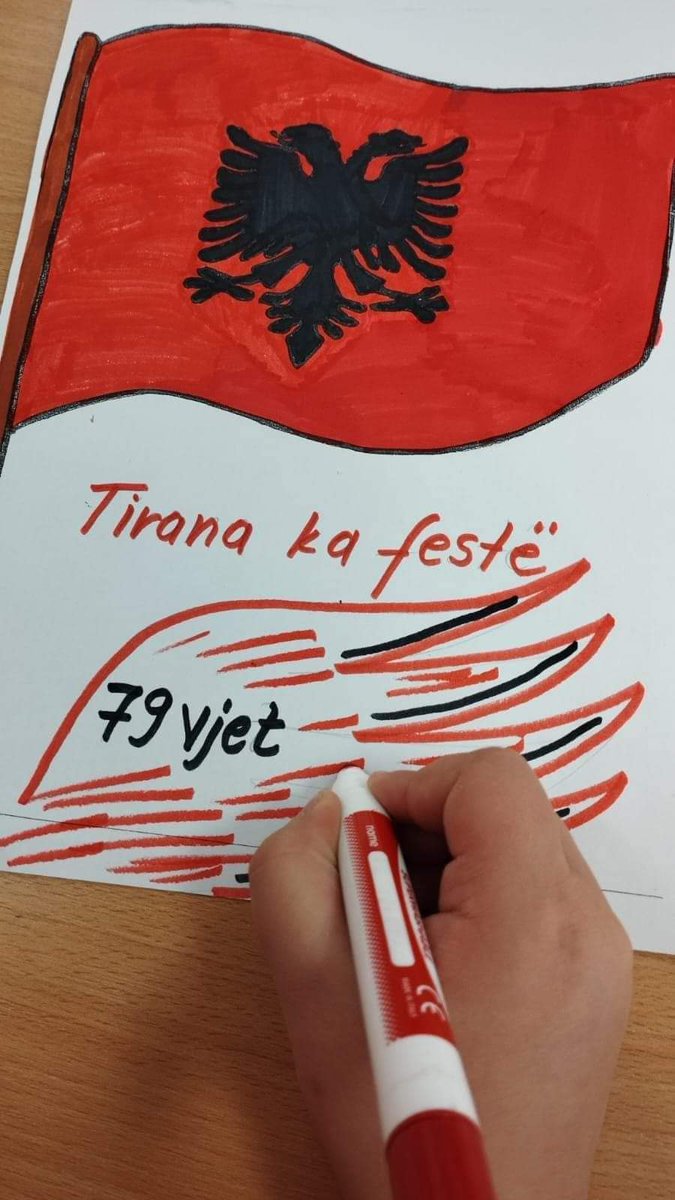 erionveliaj's tweet photo. 🇦🇱79-vjetori i çlirimit të Tiranës🦅
*Foto nga shkollat e kryeqytetit sot❤️ https://t.co/lMvlgCGgm7