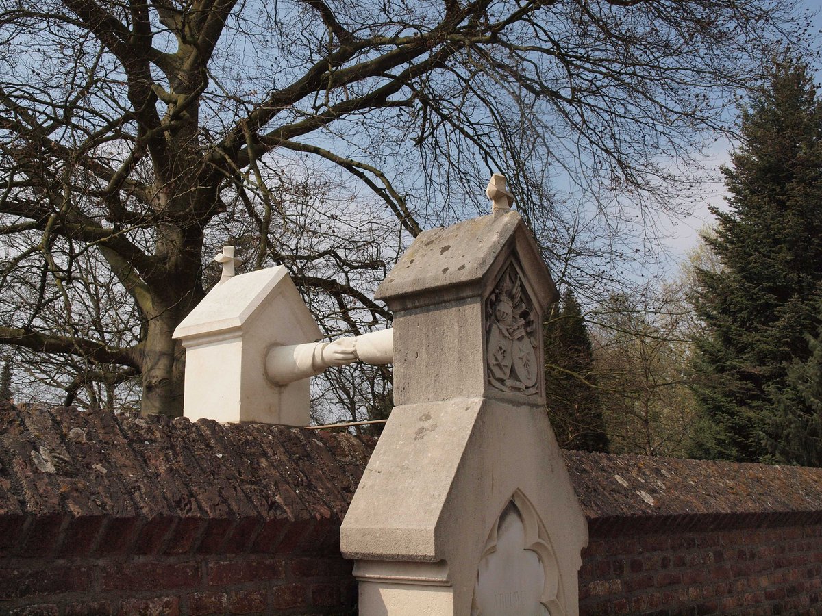 In Roermond bevindt zich het 'Graf met de handjes'. Een protestantse man en een katholieke vrouw mochten in de 19e eeuw vanwege hun geloof niet bij elkaar worden begraven. De oplossing: een dubbelgraf aan beide zijden van de muur, met 2 handen die over de muur in elkaar grijpen.