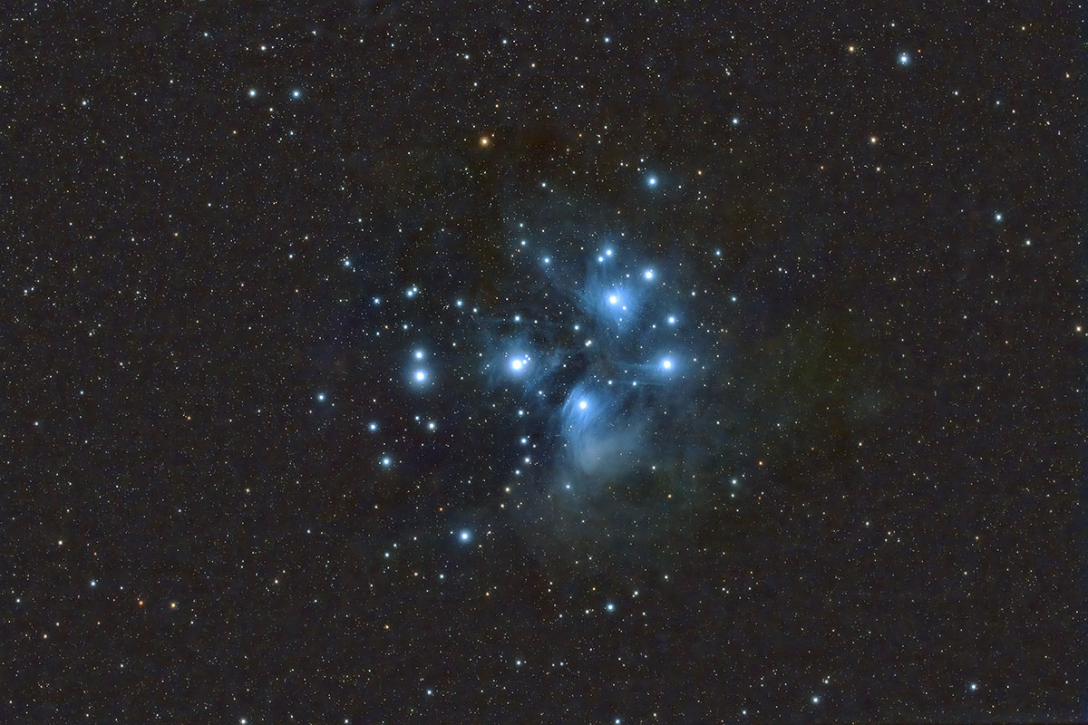 hiropon_hp2's tweet photo. 先日の成果物、おうし座のプレアデス星団ことM45。粘ったおかげか周辺の反射星雲も痕跡程度には。もう少し行けるかとほのかに期待したけど、LEDの光害に埋もれた都心からだとさすがにこの辺が限界かも(^^;　Askar FRA300 Pro＋ZWO ASI2600MC Pro, Gain=100, ‐20℃, 180秒×150コマ, IDAS LPS-D1使用 https://t.co/iasIcI52bD