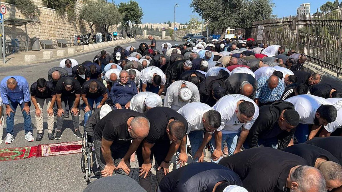 🇵🇸 IMAGES - Les Palestiniens accomplissent la prière du vendredi dans les rues de Jérusalem occupée après avoir été empêchés par les forces d'occupation d'atteindre la mosquée Al-Aqsa.