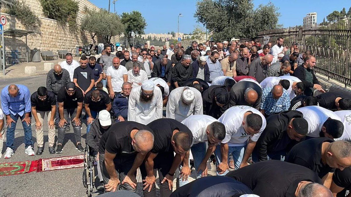 IslamMediaFR's tweet photo. 🇵🇸 IMAGES - Les Palestiniens accomplissent la prière du vendredi dans les rues de Jérusalem occupée après avoir été empêchés par les forces d'occupation d'atteindre la mosquée Al-Aqsa. https://t.co/9fIfOrI7HZ