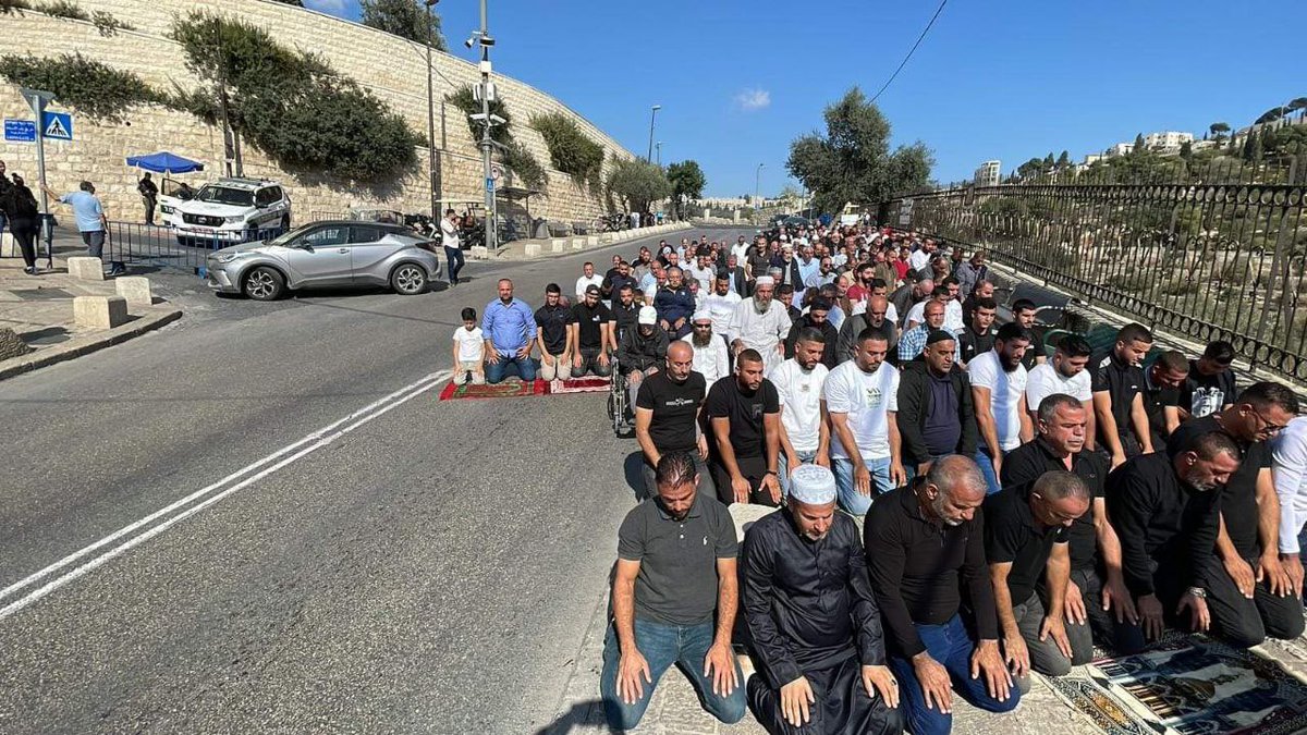 IslamMediaFR's tweet photo. 🇵🇸 IMAGES - Les Palestiniens accomplissent la prière du vendredi dans les rues de Jérusalem occupée après avoir été empêchés par les forces d'occupation d'atteindre la mosquée Al-Aqsa. https://t.co/9fIfOrI7HZ