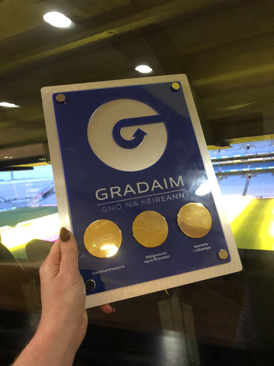 Triple Gold! Lúcháir orm le fógairt gur bronnadh trí bhonn óir orm ag Gradaim Gnó na hÉireann. An leibhéal aitheantais is airde don chomharthaíocht, don mhargaíocht &amp; brandáil &amp; don seirbhís i nGaeilge.
