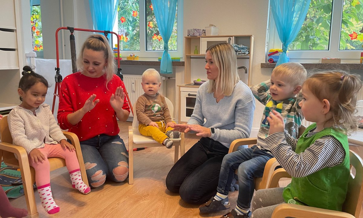 Berufstätig in der #Kindertagespflege - wie ist der Weg dahin und was ist zu beachten? Wir haben die #Gründerinnen der Kindertagespflege "Mäusenest" in der Klever Oberstadt besucht und die beiden nach ihren Erfahrungen gefragt: kleve.de/stadt-kleve/ra…