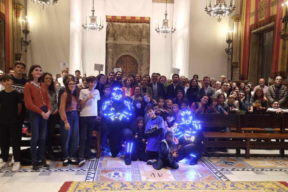 BCN_EspaiPublic's tweet photo. 🫒 Els centres nous reben una olivera com a 👏🏼 agraïment al seu compromís i dedicació per fer front a l’emergència climàtica.

👋🏻 Ens retrobem a futurs actes d’#EscolesSostenibles!

ℹ️ Més informació 👉🏽 https://t.co/W9e5hC8Dv5 https://t.co/fRl9YOnotl