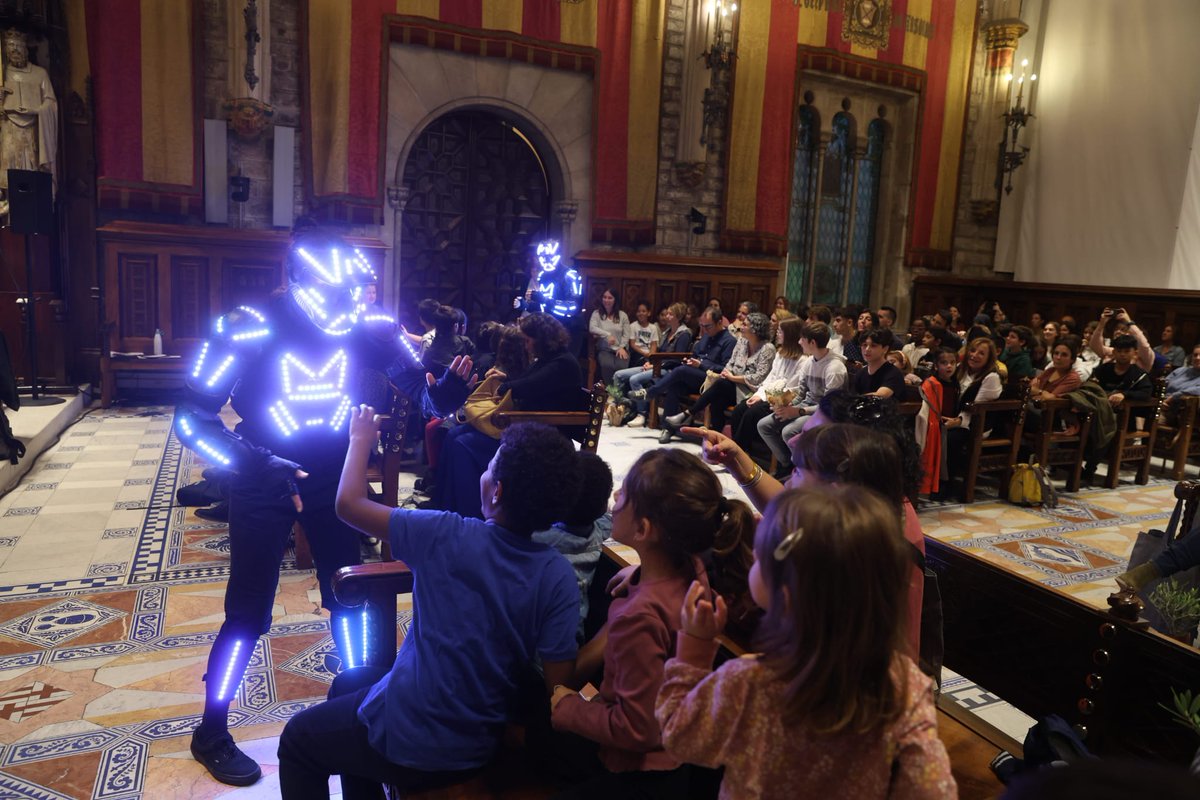 BCN_EspaiPublic's tweet photo. 🫒 Els centres nous reben una olivera com a 👏🏼 agraïment al seu compromís i dedicació per fer front a l’emergència climàtica.

👋🏻 Ens retrobem a futurs actes d’#EscolesSostenibles!

ℹ️ Més informació 👉🏽 https://t.co/W9e5hC8Dv5 https://t.co/fRl9YOnotl